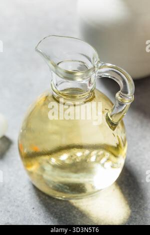 Aceto di vino bianco secco biologico crudo in un decanter Foto Stock