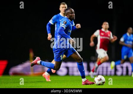 Braga, Portogallo - 6 novembre: Yira Sor del KRC Genk corre con il pallone durante la fase MD4 di UEFA Europa League 2025/26 tra SC Braga e KRC Genk all'Estádio Municipal de Braga il 6 novembre 2025 a Braga, Portogallo. (Foto di Pedro Loureiro/Eurasia Sport Images) Foto Stock
