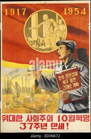 Un poster di propaganda comunista nordcoreana d'epoca del 1954. Mostra un operaio della miniera che tiene un martello. Lo slogan recita: Long Love The 37th Anniversary of the Great Socialist October Revolution. Il titolo dei libri è: Recupero postbellico e piano di sviluppo triennale Foto Stock