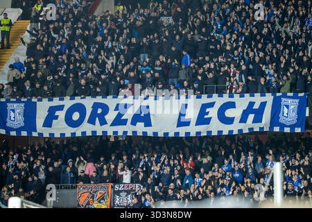 Madrid, Spagna. 6 novembre 2025. Lech Pozna? gli ultras mostrano uno striscione durante la partita di UEFA Conference League 2025/26 tra Rayo Vallecano de Madrid e Lech Pozna? Allo stadio Vallecas. Punteggio finale: Rayo Vallecano de Madrid 3 ; 2 Lech Pozna? (Foto di David Canales/SOPA Images/Sipa USA) credito: SIPA USA/Alamy Live News Foto Stock