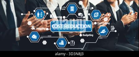 Team di professionisti impegnati in una riunione aziendale che discute delle strategie di riduzione dei costi, esplora i concetti di budget e efficienza per migliorare in generale Foto Stock