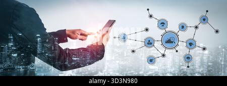 Un uomo d'affari si impegna con uno smartphone per l'analisi dei dati in una città futuristica, simboleggiando l'integrazione della tecnologia con il business moderno Foto Stock