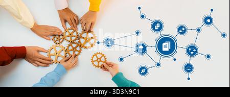 Un gruppo diversificato di mani lavora insieme su ingranaggi, simboleggiando la collaborazione nella gestione. Le icone digitali evidenziano la connessione di idee e processi Foto Stock