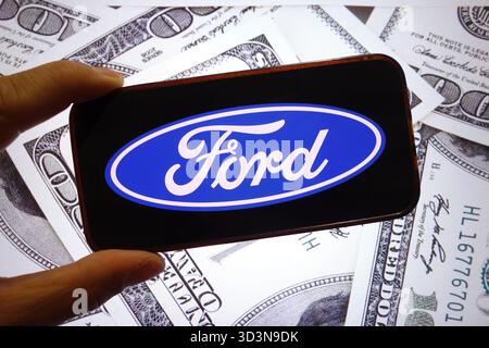 Polonia. 28 settembre 2025. In questa illustrazione fotografica, il logo Ford Company viene visualizzato sullo schermo di uno smartphone. (Foto di Piotr Swat/SOPA Images/Sipa USA) *** esclusivamente per notizie editoriali **** credito: SIPA USA/Alamy Live News Foto Stock