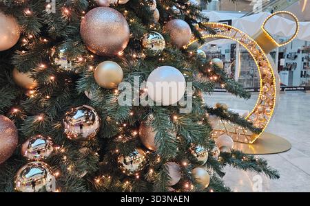 Foto ravvicinata di rosegold, baubles color oro e crema su un albero di Natale decorato in un centro commerciale di Budapest, in Ungheria, chiamato Allee Foto Stock