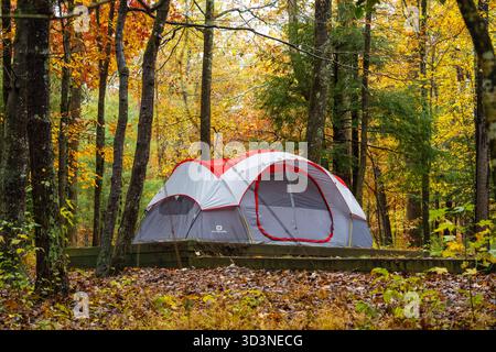 Campeggio in tenda al Cades Cove Campground nel Great Smoky Mountains National Park vicino a Townsend, Tennessee. (USA) Foto Stock