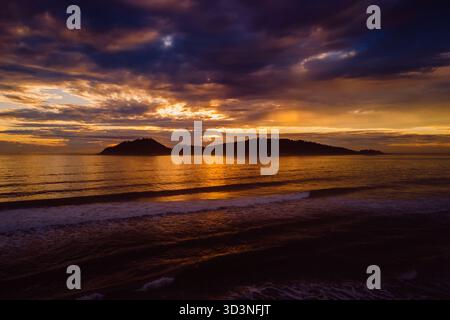 Alba e sagoma dell'isola di Campeche a Florianopolis, Brasile. Vista aerea. Foto Stock
