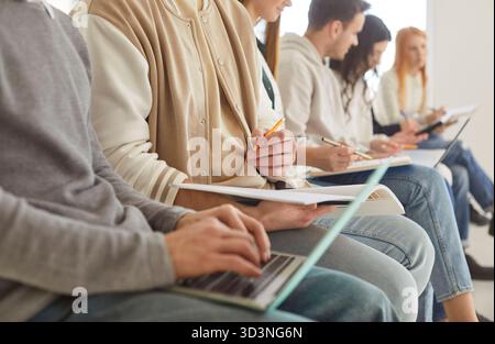 Uomini d'affari o studenti che lavorano in Office Foto Stock