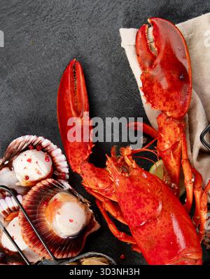 Varietà di pesce fresco ed erbe aromatiche. Pesce fresco e specialità di pesce. Vista dall'alto. Foto Stock