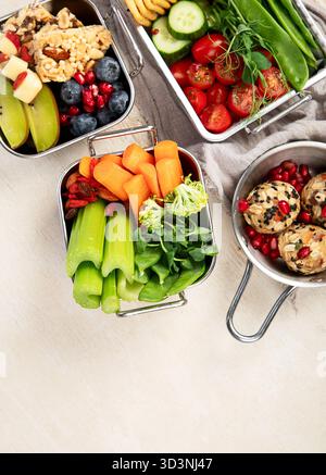 Vari pasti sani e nutrienti. Concetto di snack sani in scatole di metallo su uno sfondo leggero. Vista dall'alto. Foto Stock
