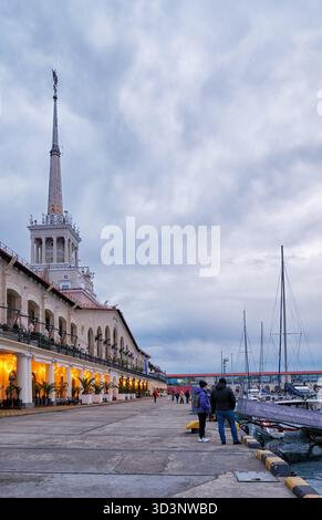 Sochi, Russia - 15 febbraio 2025: La vista dell'edificio del terminal marino del porto marittimo di Sochi al tramonto. Sochi. Krasnodar Krai, Russia Foto Stock