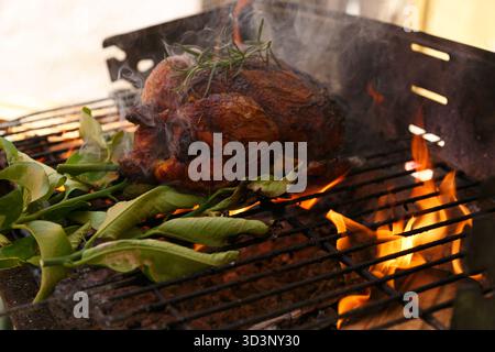 Succoso pollo arrosto marinato con erbe aromatiche e cotto al barbecue Foto Stock