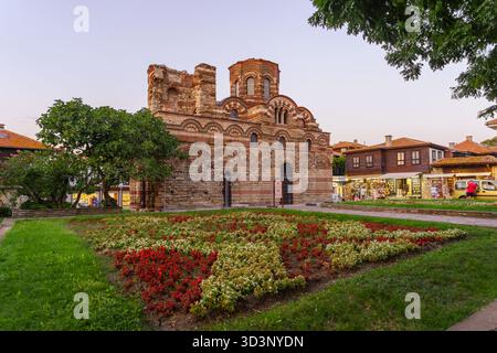 Nesebar, Bulgaria - 20 settembre 2023: Vista al tramonto della Chiesa di Cristo Pantocratore, con la gente del posto e i visitatori, nella città vecchia di Nesebar, Bulgar Foto Stock