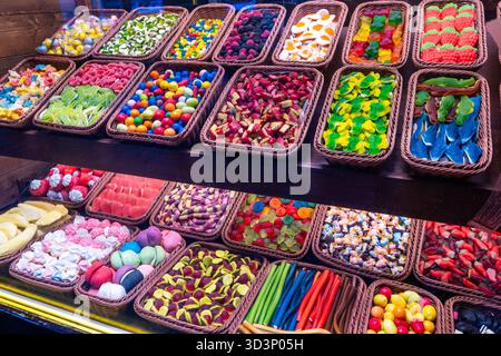 Marshmallow di caramelle dolci assortite in cesti di vimini sfondo di caramelle Sweet Food Foto Stock