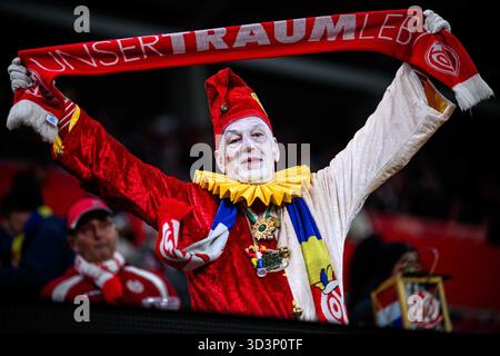 MAGONZA, GERMANIA - 6 NOVEMBRE 2025: - La partita di calcio della UEFA Conference League 1. FSV Mainz 05 contro ACF Fiorentina alla Mewa Arena. Foto Stock