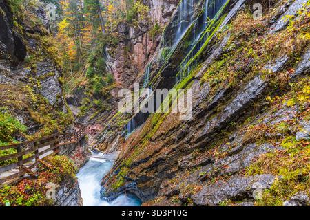 La gola di Wimbachklamm vicino a Ramsau bei Berchtesgaden nella Terra di Berchtesgadener, Baviera, Germania, fotografata in un giorno di pioggia d'autunno. L'acqua precipita t Foto Stock