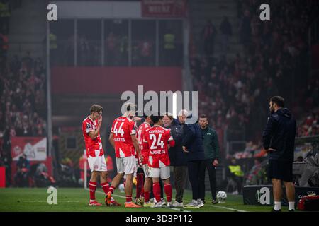 MAGONZA, GERMANIA - 6 NOVEMBRE 2025: - La partita di calcio della UEFA Conference League 1. FSV Mainz 05 contro ACF Fiorentina alla Mewa Arena. Foto Stock