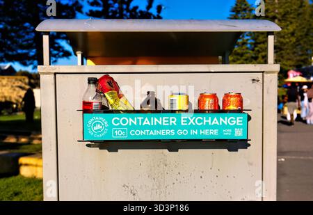 Contenitore per riciclaggio di bottiglie, vetro, plastica e stagno, Fremantle, Australia Occidentale Foto Stock