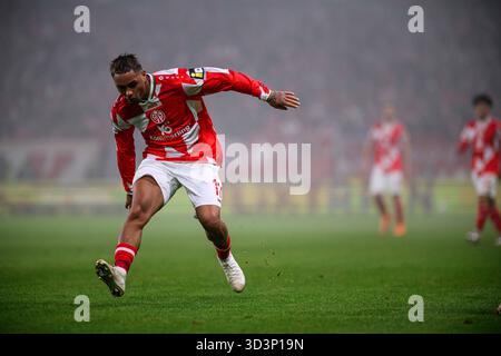 MAGONZA, GERMANIA - 6 NOVEMBRE 2025: - La partita di calcio della UEFA Conference League 1. FSV Mainz 05 contro ACF Fiorentina alla Mewa Arena. Foto Stock