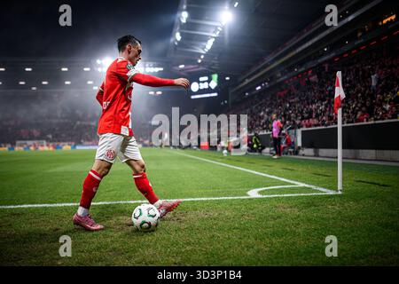 MAGONZA, GERMANIA - 6 NOVEMBRE 2025: - La partita di calcio della UEFA Conference League 1. FSV Mainz 05 contro ACF Fiorentina alla Mewa Arena. Foto Stock