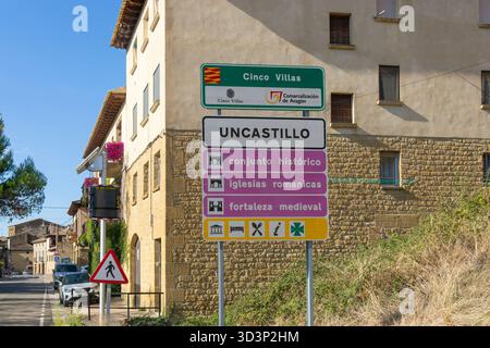 Cartello per villaggio medievale di Uncastillo, Cinco Villas, provincia di Saragozza, Aragona, Spagna, Europa Foto Stock