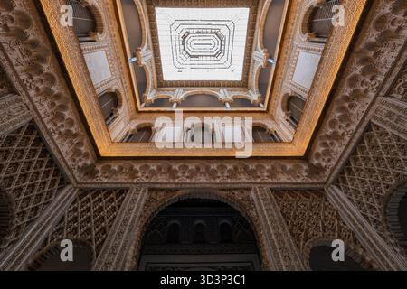 Cortile delle bambole (Patio de las Munecas) nel Palazzo Mudejar dell'Alcazar reale (Real Alcazar de Sevilla) interno a Siviglia, Andalusia, Spagna. Foto Stock