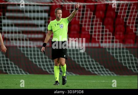 Belgrado, Serbia. 6 novembre 2025. L'arbitro John Brooks durante la partita di calcio UEFA Europa League tra Crvena Zvezda (Stella Rossa) e Lille il 6 novembre. 2025. A Belgrado, Serbia. (Foto di Pedja Milosavljevic/STARSPORT ©) Foto Stock
