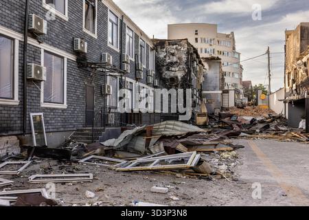 Vista aerea di edifici parzialmente intatti di distruzione urbana con unità AC a contrasto struttura danneggiata da incendio crollata e moderna torre di detriti sparsi Foto Stock