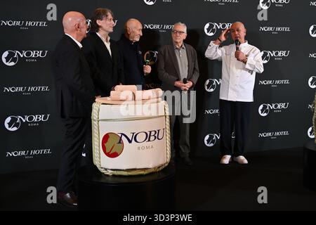 I tre fondatori di Nobu: Meir Teper, Robert De Niro e lo chef Nobu Matsuhisa partecipano all'inaugurazione del Nobu Hotel al Nobu Hotel Rome il 6 novembre 2025 a R Foto Stock