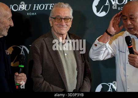 Roma, Italia. 6 novembre 2025. A Roma, Italia, il 6 novembre 2025, i tre fondatori di Nobu, Meir Teper, Robert De Niro e lo chef Nobu Matsuhisa partecipano all'inaugurazione del Nobu Hotel al Nobu Hotel Roma. (Foto di Luca Carlino/NurPhoto)0 credito: NurPhoto SRL/Alamy Live News Foto Stock