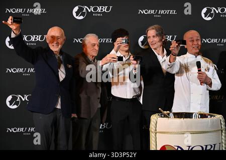 I tre fondatori di Nobu: Meir Teper, Robert De Niro e lo chef Nobu Matsuhisa partecipano all'inaugurazione del Nobu Hotel al Nobu Hotel Rome il 6 novembre 2025 a R Foto Stock
