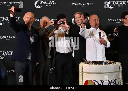 News - inaugurazione Nobu Hotel a Roma i tre fondatori di Nobu: Meir Teper, Robert De Niro e lo chef Nobu Matsuhisa partecipano all'inaugurazione di Nobu Hotel a Roma il 6 novembre 2025 a Roma Nobu Hotel Italia Copyright: XDomenicoxCippitellix/xLiveMediax LPN 2126184 Foto Stock