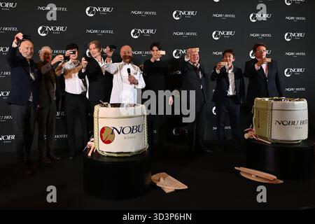 News - inaugurazione Nobu Hotel a Roma i tre fondatori di Nobu: Meir Teper, Robert De Niro e lo chef Nobu Matsuhisa partecipano all'inaugurazione di Nobu Hotel a Roma il 6 novembre 2025 a Roma Nobu Hotel Italia Copyright: XDomenicoxCippitellix/xLiveMediax LPN 2126188 Foto Stock