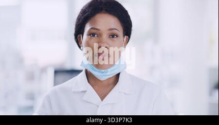 Ritratto, ricerca medica e donna nera in laboratorio, scienza e esperimento con maschera facciale. Persona africana, scienziato e dipendente sul posto di lavoro, sicurezza Foto Stock