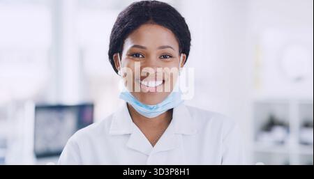 Ritratto, ricerca medica e donna nera con sorriso, scienza e esperimento con maschera facciale. Persona africana, scienziato e dipendente felice Foto Stock