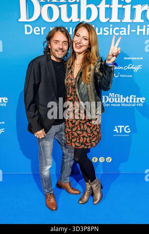 Mara Bergmann mit Ehemann Alexander Hoffmann bei der Premiere des Musicals Mrs. Doubtfire im Capitol Theater. Düsseldorf, 07.11.2025 *** Mara Bergmann con il marito Alexander Hoffmann alla prima del musical Mrs Doubtfire al Capitol Theater Düsseldorf, 07 11 2025 foto:XO.xLangelx/xFuturexImagex doubtfire 5171 Foto Stock