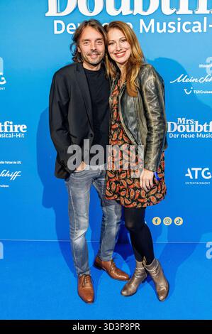 Mara Bergmann mit Ehemann Alexander Hoffmann bei der Premiere des Musicals Mrs. Doubtfire im Capitol Theater. Düsseldorf, 07.11.2025 *** Mara Bergmann con il marito Alexander Hoffmann alla prima del musical Mrs Doubtfire al Capitol Theater Düsseldorf, 07 11 2025 foto:XO.xLangelx/xFuturexImagex doubtfire 5173 Foto Stock