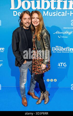 Mara Bergmann mit Ehemann Alexander Hoffmann bei der Premiere des Musicals Mrs. Doubtfire im Capitol Theater. Düsseldorf, 07.11.2025 *** Mara Bergmann con il marito Alexander Hoffmann alla prima del musical Mrs Doubtfire al Capitol Theater Düsseldorf, 07 11 2025 foto:XO.xLangelx/xFuturexImagex doubtfire 5172 Foto Stock