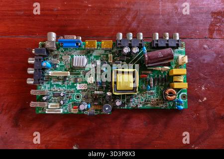 Primo piano di una vecchia scheda elettronica con condensatori e resistori. Foto Stock