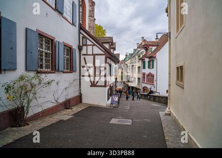 BASILEA, SVIZZERA - 21 OTTOBRE 2025: Vista sul bellissimo centro storico di Basilea. La città è conosciuta come capitale culturale della Svizzera Foto Stock