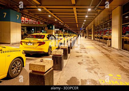 Istanbul, Turchia - 21 ottobre 2025, Vista sull'Aeroporto Internazionale Sabiha Gokcen (SAW) di notte a Istanbul, Turchia Foto Stock