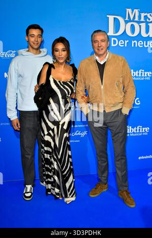 abb/MtsDoubtfire- San Diego Verona Pooth Franjo Pooth Familie Sohn Vater Mutter zu Gast auf dem blauen Teppich bei der Premiere Mr. Doubtfire Der Neue Musical Hit im Capitol Theater am 06.11.2025 a Duesseldorf NRW Deutschland *** abb MtsDoubtfire San Diego Verona Pooth Franjo Pooth famiglia figlio madre ospite sul tappeto blu al MtsDoubtfire in anteprima al Teatro Dubtfire in Germania nel 2025 al New RW Dubtfire in Germania nel New RW Dubtfire in Germania nel Teatro Dubtfire in Germania nel Regno Unito nel Regno Unito nel Regno Unito nel Regno Unito Foto Stock
