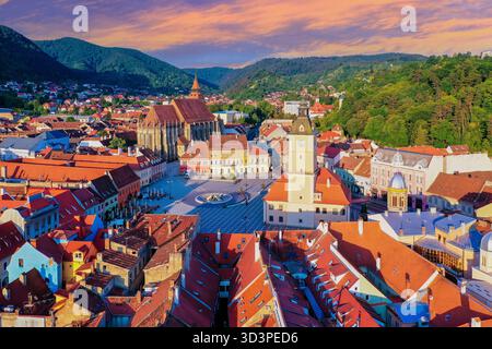 Brasov, Romania. Vista aerea della città vecchia all'alba. Foto Stock