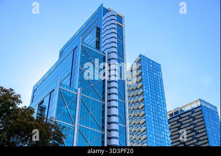 Architettura di design moderno degli appartamenti nel quartiere centrale Foto Stock