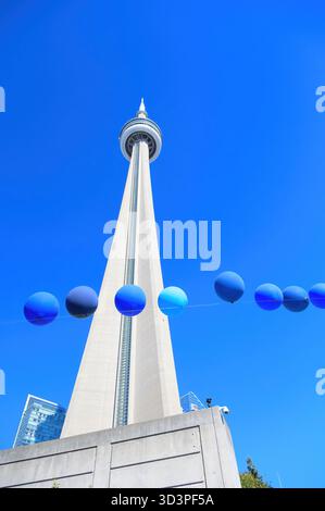 La CN Tower incorniciata da palloni blu che decorano le aree esterne dello stadio Rogers Center durante le World Series. Foto Stock