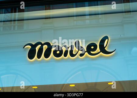 Bruxelles, Belgio - 28 ottobre 2025: Logo del negozio Monsel Hat sulla vetrina di Bruxelles Foto Stock