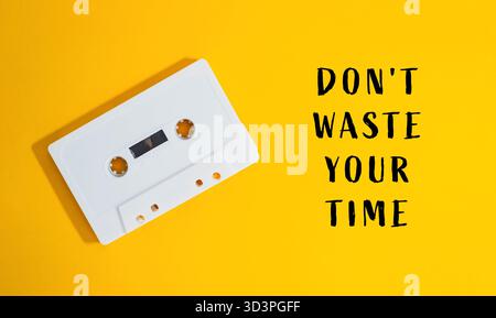 Il nastro bianco è su sfondo giallo con la scritta "non perdere tempo" Foto Stock