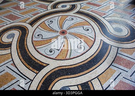 Pavimento a mosaico in un monumento parigino Foto Stock
