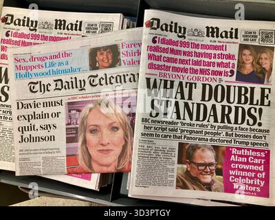 La BBC è stata accusata di scioccare due pesi e due misure dopo aver rimproverato la giornalista Martine Croxall , che dominava la prima pagina dei giornali britannici Foto Stock