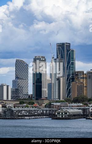 Lo skyline di Sydney ospita la Salesforce Tower e le Crown Residences, oltre allo sviluppo del lungomare e ai cieli nuvolosi sul porto, che riflettono l'urba Foto Stock